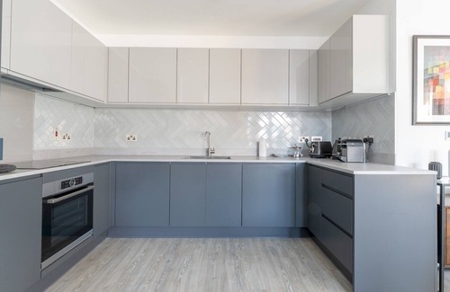 Abbey Wood Apartment | Stylish 3 Bed 2 Bath Flat | Lake Views | Parking | Pass the Keys