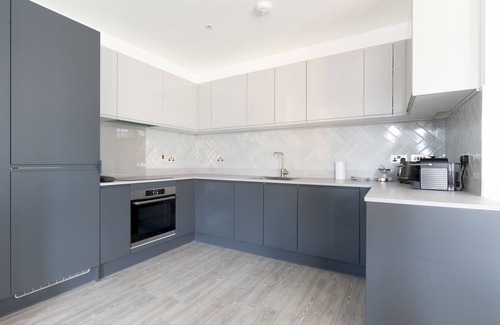 Abbey Wood Apartment | Stylish 3 Bed 2 Bath Flat | Lake Views | Parking | Pass the Keys