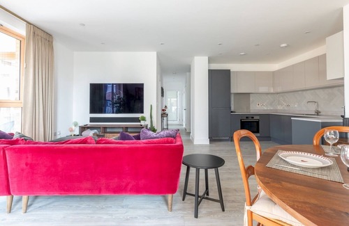 Abbey Wood Apartment | Stylish 3 Bed 2 Bath Flat | Lake Views | Parking | Pass the Keys