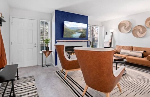 Littleton House | Stylish, 3 bed 2 bath townhome in Centennial! 24 minutes to Red Rocks!