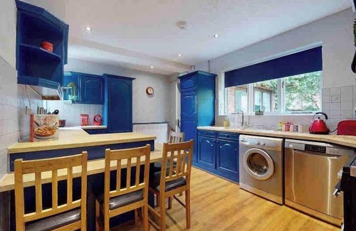 Hinckley House | Stylish 3 Bed Contractor Bungalow | WiFi | Parking