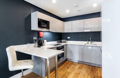 Kings Cross St. Pancras Apartment | Stylish 3-Bed Flat with Balconies in Kings Cross