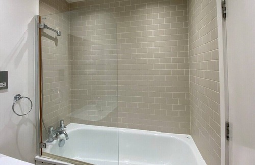 Valentines House | Stylish 3 Bed House in London