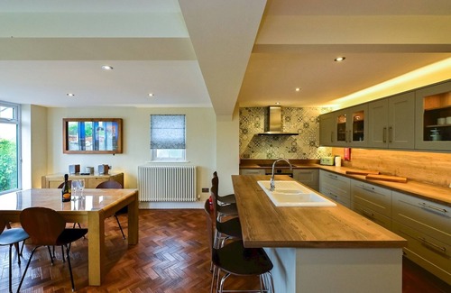 Caerleon House | Stylish 3-Bed in Historic Caerleon-Garden+Parking | Pass The Keys
