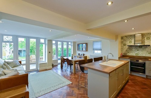 Caerleon House | Stylish 3-Bed in Historic Caerleon-Garden+Parking | Pass The Keys