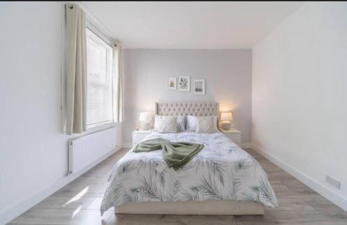 Southend-on-Sea Apartment | Stylish 3 Bed Seaside Apartment Central Southend Location & Steps from the Beach