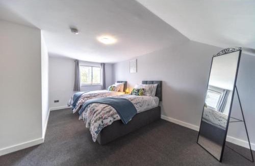 Southend-on-Sea Apartment | Stylish 3 Bed Seaside Apartment Central Southend Location & Steps from the Beach