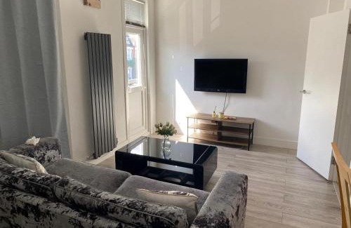 Southend-on-Sea Apartment | Stylish 3 Bed Seaside Apartment Central Southend Location & Steps from the Beach