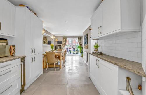 Bury St Edmunds House | Stylish 3 bedroom townhouse for 5 guests, set in the medieval grid with off street parking