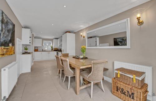 Bury St Edmunds House | Stylish 3 bedroom townhouse for 5 guests, set in the medieval grid with off street parking