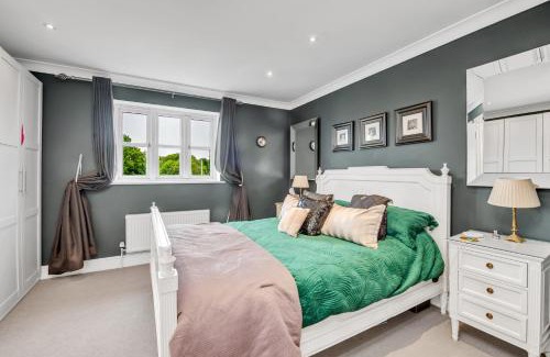 Bury St Edmunds House | Stylish 3 bedroom townhouse for 5 guests, set in the medieval grid with off street parking