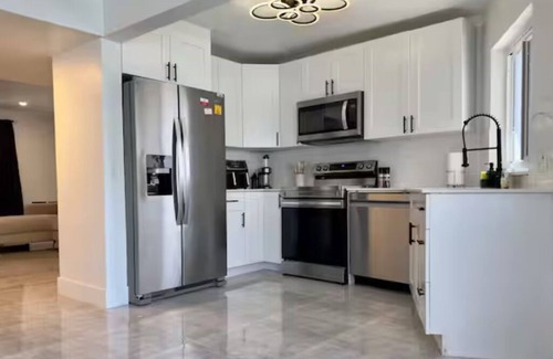 Edgewood House | Stylish 3-Bedroom Fort Lauderdale Home/Wi-Fi, A/C & 5–10 Min from Airport!