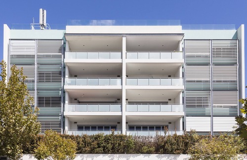 Fremantle House | Stylish 3 bedroom Apartment in Fremantle-Outdoor Pool