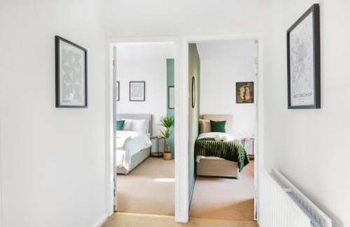 Nottingham House | Stylish 3 Bedroom Home - Spacious - Beautifully Presented - Flex Check-in - Free Parking