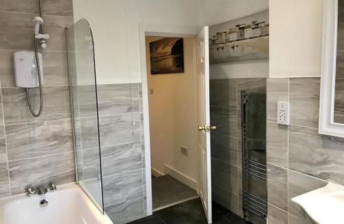 Wigan Apartment | Stylish 3 bedroom house only 5 mins from M6/M58
