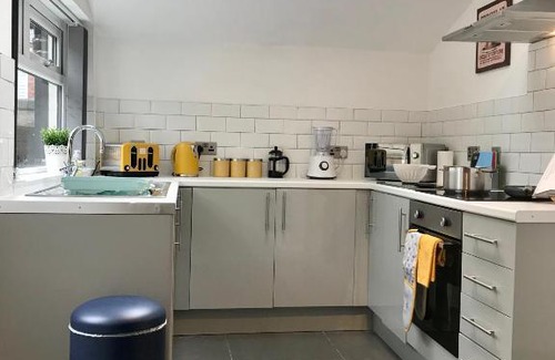 Wigan Apartment | Stylish 3 bedroom house only 5 mins from M6/M58