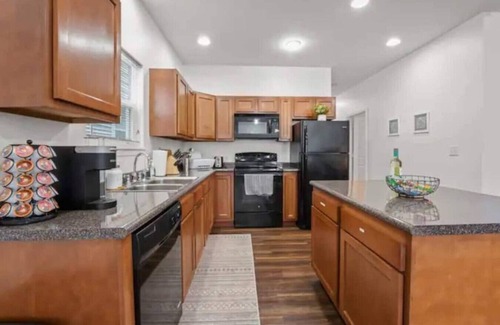 Downtown Indianapolis House | Stylish 3-Bedroom Home with Pool Table, Private Parking, and Prime Location in Downtown Indianapolis