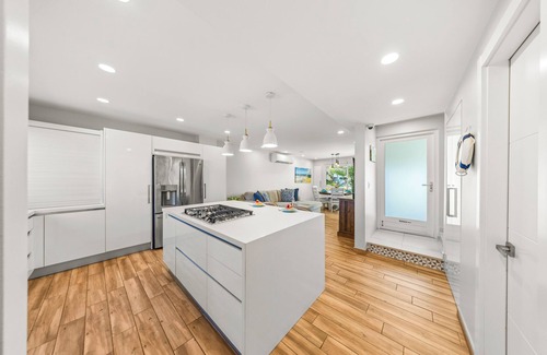 Oranjestad-West Condo | Stylish 3BR Condo, 1 Min to Eagle Beach, Pool, Gym, BBQ & Mini Market 1 Min Away