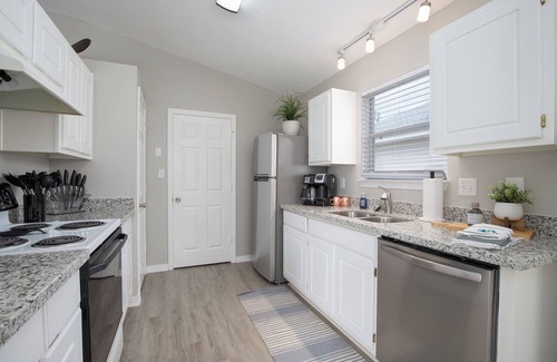 Wright House | Stylish 3BR Home - Central Loc - Vet-Owned - Pets Welcome!