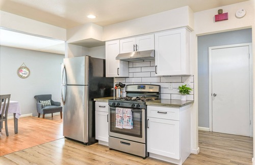 Florin House | Stylish 3BR Haven with Pool/PingPong