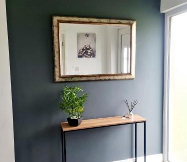 Langley Marish Apartment | Stylish 3BR Home, Sleeps 5, Contractor Deal-Friendly, Near M25, Free Parking