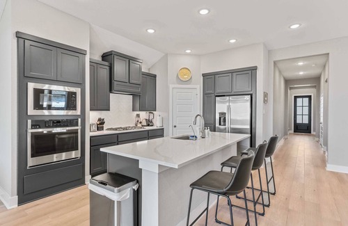 Clodine House | Stylish 3BR Home｜With Gourmet Kitchen｜30-Night Min｜Mainfloor Bedroom #42288