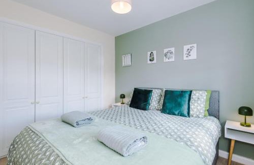 Ewloe House | Stylish 3BR Semi-Detached Home - Peaceful Area with Driveway