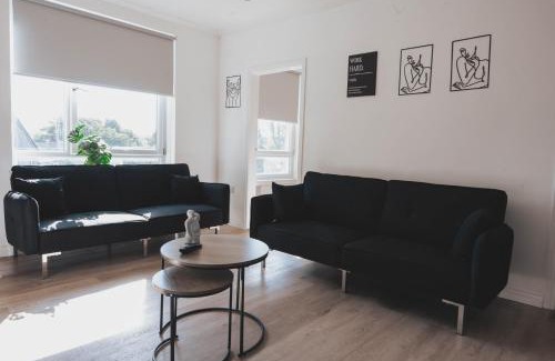 King's Park Apartment | Stylish 3BR Stay by Hampden No 161 with Free Parking
