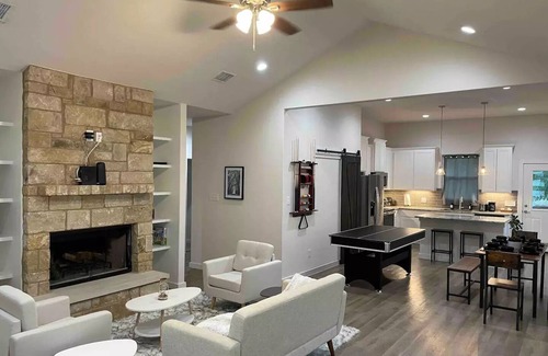 Bastrop House | Stylish 4/2 with cozy fires place
