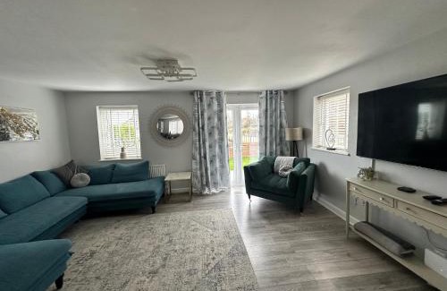 Trafford Apartment | Stylish 4BR Townhouse on Stretford Marina - Waterside Stay in M32