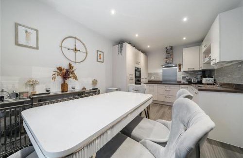 Ebbsfleet Valley Apartment | Stylish 4BR with Summerhouse