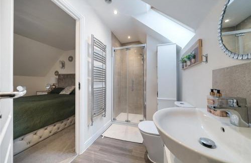 Ebbsfleet Valley Apartment | Stylish 4BR with Summerhouse