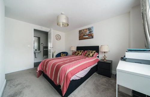 Ebbsfleet Valley Apartment | Stylish 4BR with Summerhouse