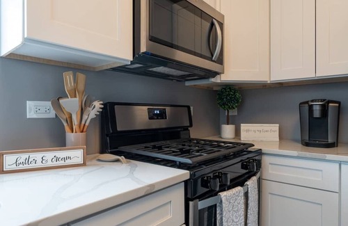 Chicago House | Stylish 5BR/3BA - 2 Units - 2 Kitchens + Parking!