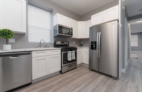 Chicago House | Stylish 5BR/3BA - 2 Units - 2 Kitchens + Parking!