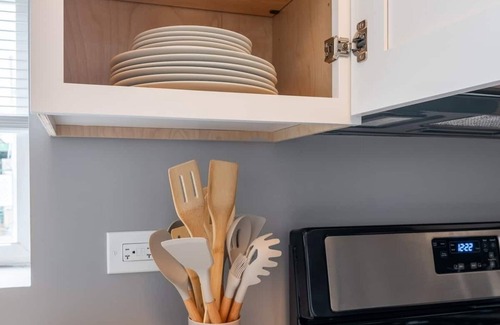 Chicago House | Stylish 5BR/3BA - 2 Units - 2 Kitchens + Parking!
