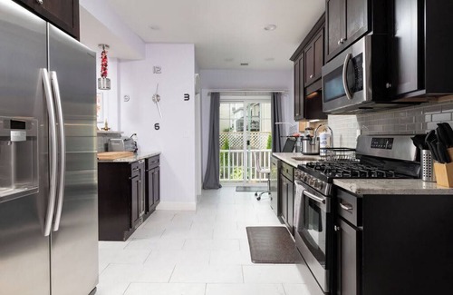 Everett House | Stylish 6-Bedroom Home Near Boston – Dual Units, Yard & Parking Included!