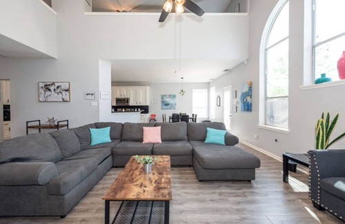 Barker House | Stylish 7-BR w Pool & Spa 20 Mins Downtown