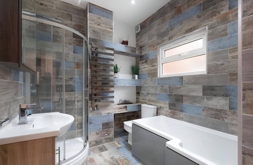 Woodside Apartment | Stylish Amber retreat