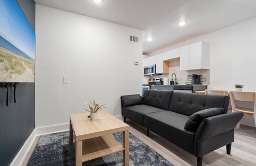 Old East Dallas Apartment | Stylish and Modern Retreat in Downtown w/Parking