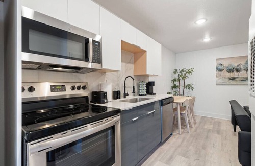 Old East Dallas Apartment | Stylish and Modern Retreat in Downtown w/Parking