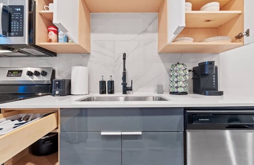 Old East Dallas Apartment | Stylish and Modern Retreat in Downtown w/Parking