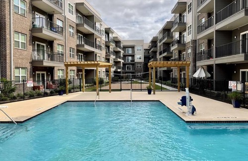 George Bush Park/Eldridge Apartment | Stylish Apt Pool Wi-Fi Parking