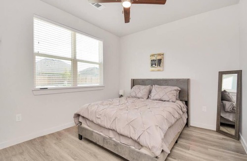 George Bush Park/Eldridge Apartment | Stylish Apt Pool Wi-Fi Parking