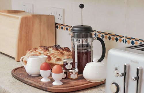 Ryde Cottage | Stylish beach house with water frontage, central location near cycle/walk routes