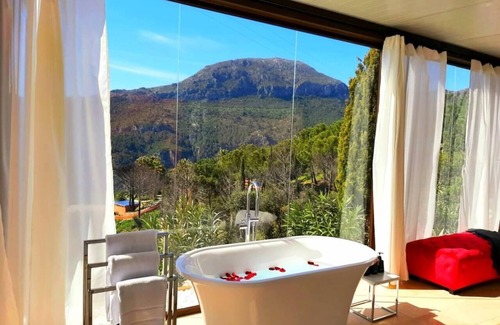 Casares House | Stylish, beautiful and exotic Oleandro glass Suite