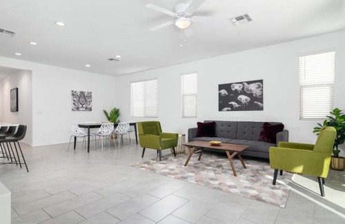 Tamaron House | Stylish & Bright Gem ~ King/Queen Beds ~ Backyard!