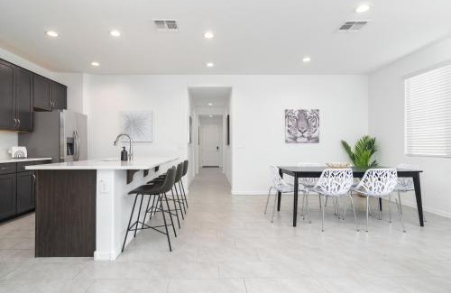 Tamaron House | Stylish & Bright Gem ~ King/Queen Beds ~ Backyard!