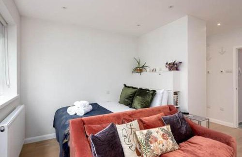 Lambeth Apartment | Stylish Brixton Hill Studio with Modern Charm