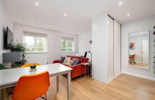 Lambeth Apartment | Stylish Brixton Hill Studio with Modern Charm